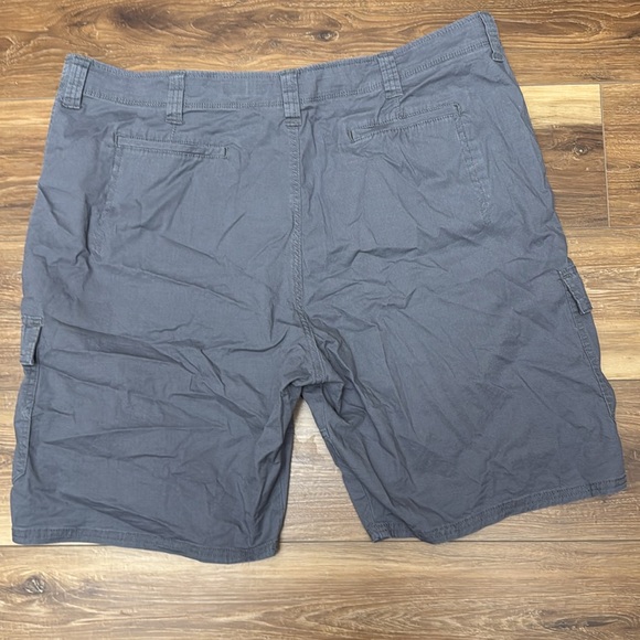Wrangler cargo shorts. - Picture 2 of 3